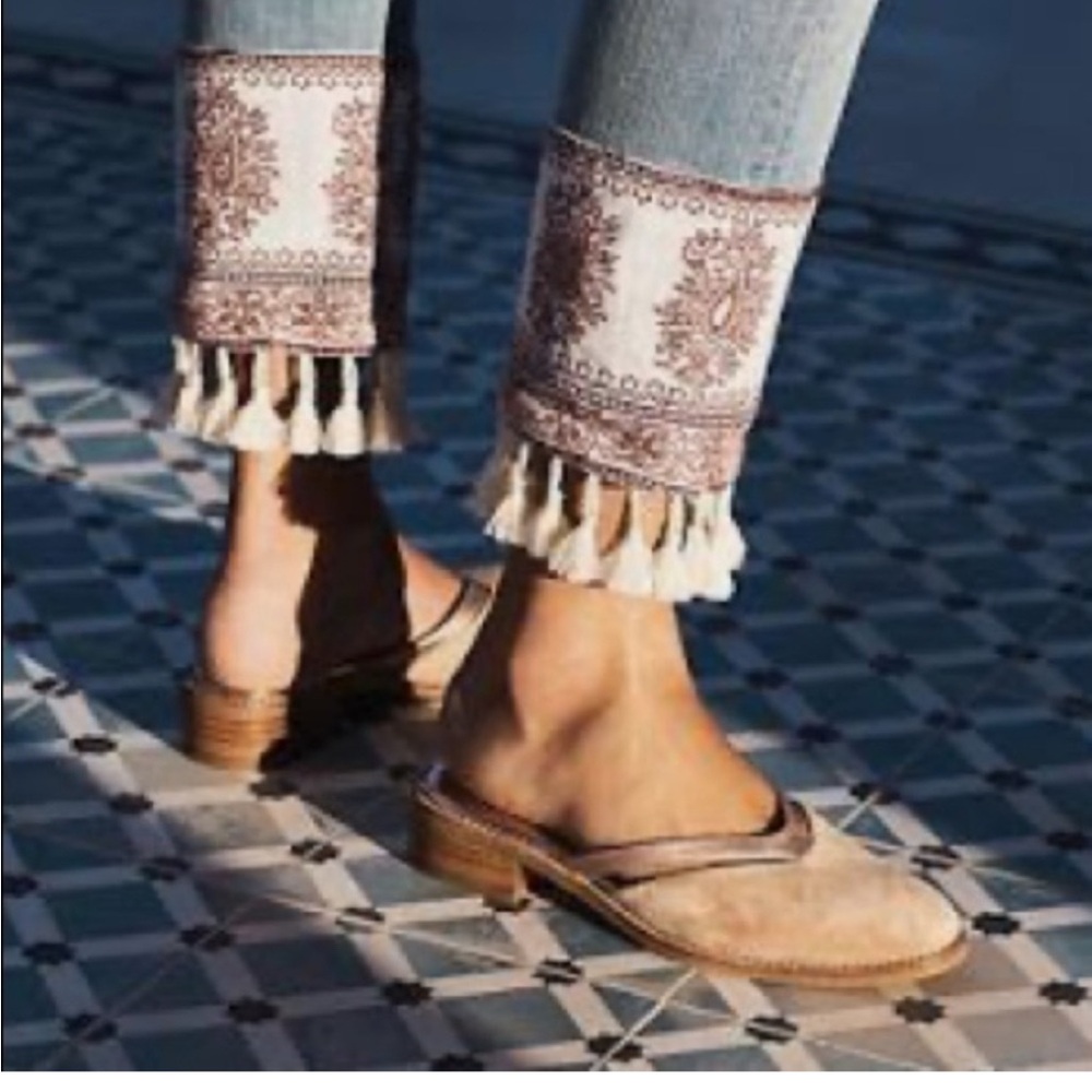 Anthropologie Women's Light Blue Jeans with Hem Details - Picture 5 of 10